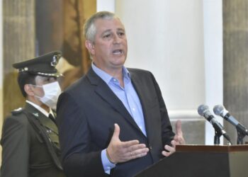 Marinkovic se lanza a dura polémica con el ministro Flores