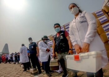 Ante la persistencia del fuego y humo, Salud envía más médicos y fármacos a Santa Cruz