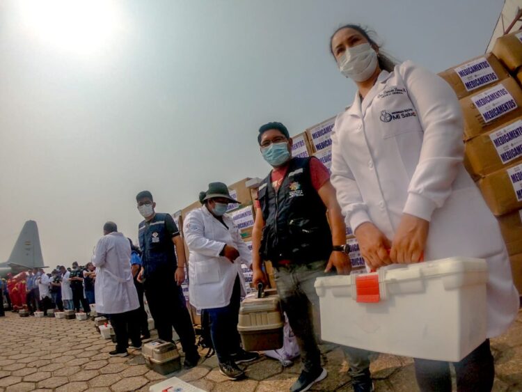 Ante la persistencia del fuego y humo, Salud envía más médicos y fármacos a Santa Cruz