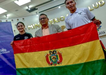 Ninavia y Sandóval recibieron la bandera boliviana para los JJBB de Ayacucho