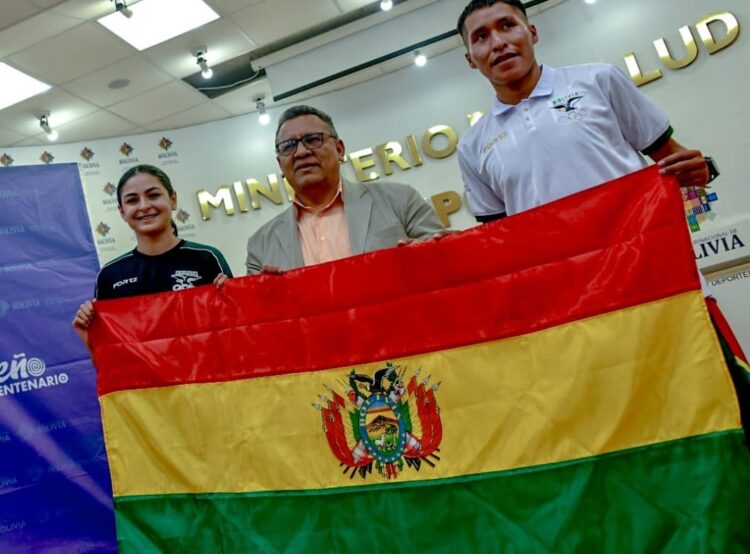 Ninavia y Sandóval recibieron la bandera boliviana para los JJBB de Ayacucho