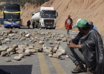 Un ciudadano en descanso es visto en medio del bloqueo en Parotani, Cochabamba.