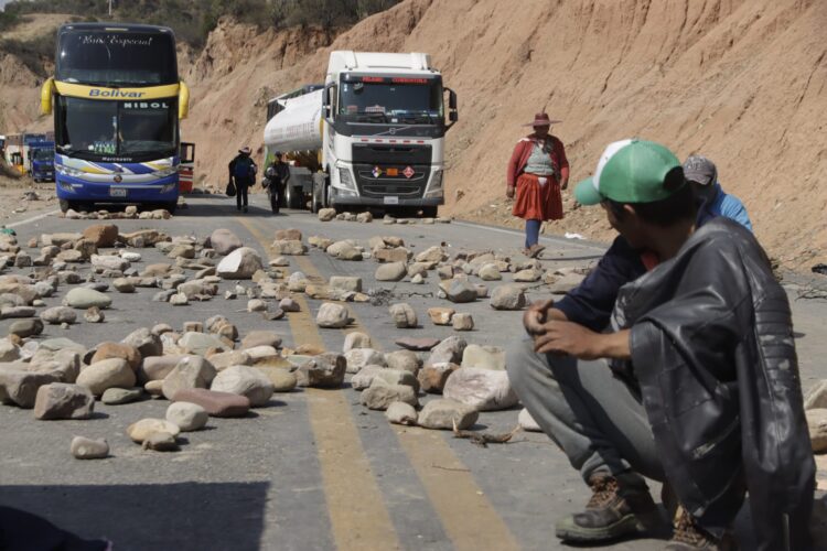 Un ciudadano en descanso es visto en medio del bloqueo en Parotani, Cochabamba.