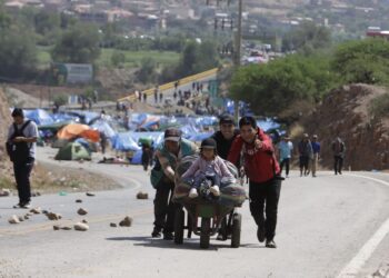 Miles de pasajeros cruzan a pie los puntos de bloqueo en Cochabamba.