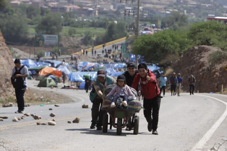 Miles de pasajeros cruzan a pie los puntos de bloqueo en Cochabamba.
