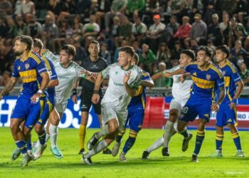 Boca vence a Banfield y recupera terreno en el Apertura argentino