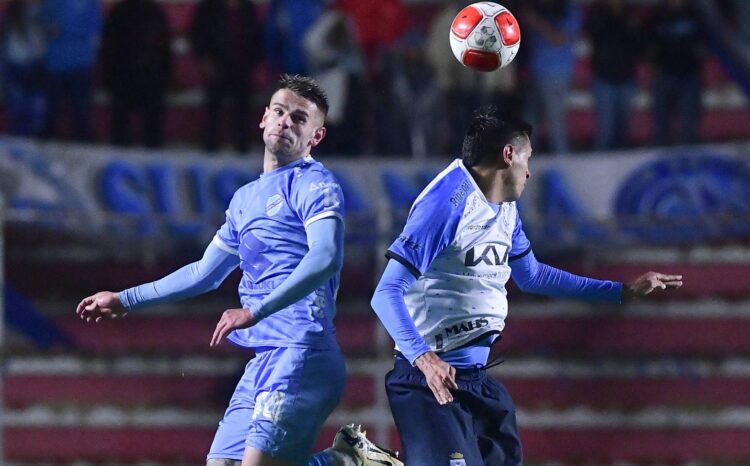 El zaguero académico Renzo Orihuela en el partido ante Blooming en La Paz.