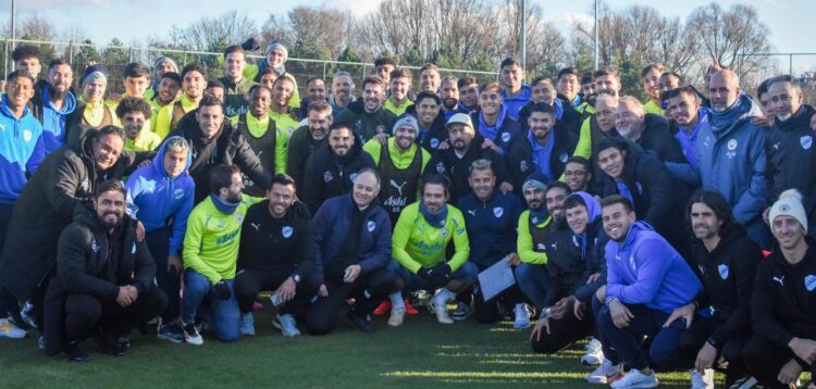 Bolívar confraterniza con el plantel profesional del Manchester City