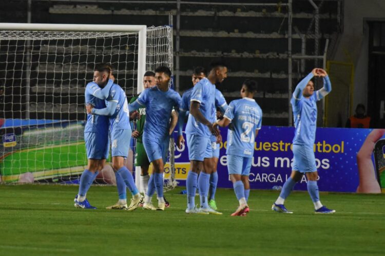 Bolívar derrota 2-0 a Oriente y va al clásico como líder absoluto