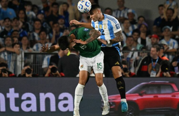 Gabriel Villamil y Lautaro Martínez en el Monumental este martes.