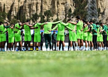 La afición duerme en busca de adquirir entradas para el Bolivia-Colombia