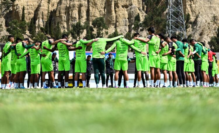 La afición duerme en busca de adquirir entradas para el Bolivia-Colombia