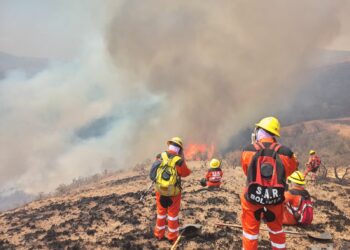 Bomberos sofocan incendios en Cochabamba, este jueves.