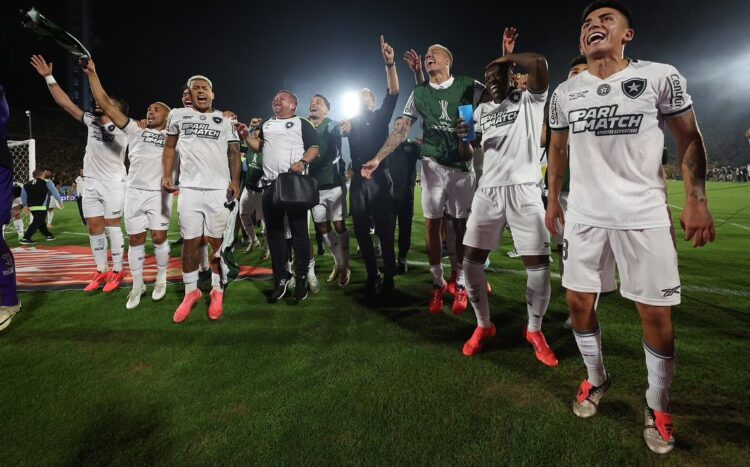 Los jugadores de Botafogo celebran en el Centenario