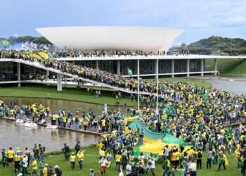 asalto_a_poderes_brasilia.jpg