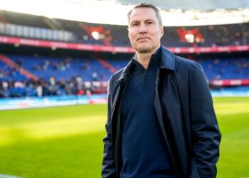 El Feyenoord despide a su técnico a dos días de recibir al Milan en Champions