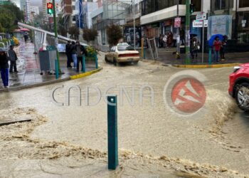 Las calles de La Paz se llenan de agua ante la persistente lluvia