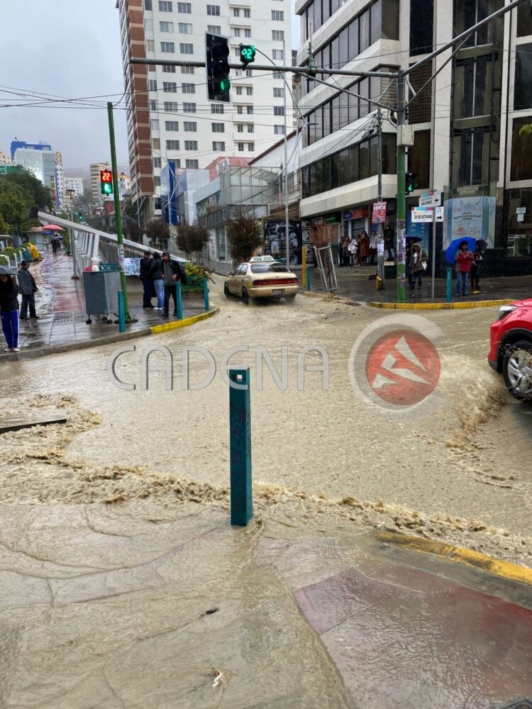 Las calles de La Paz se llenan de agua ante la persistente lluvia