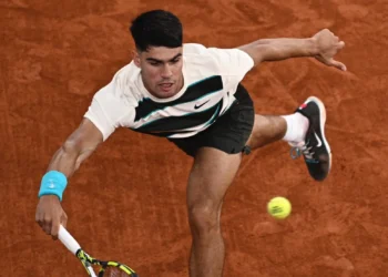 Alcaraz cede un set ante Marozsán, pero avanza en Roland Garros