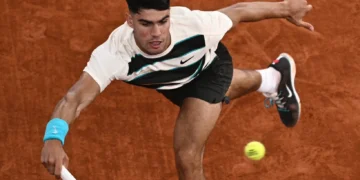 Alcaraz cede un set ante Marozsán, pero avanza en Roland Garros