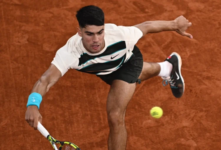 Alcaraz cede un set ante Marozsán, pero avanza en Roland Garros
