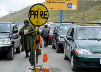 Un vehículo se embarranca en el norte de La Paz y el chofer huye