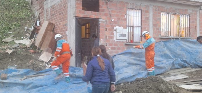 Dos familias fueron evacuadas luego de un deslizamiento en Cotahuma.