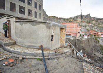 Arias responsabiliza a la imprudencia en una construcción el deslizamiento en Challaloma