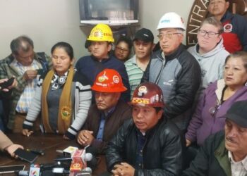 Juan Carlos Huarachi, líder de la COB, en conferencia de prensa, este viernes.