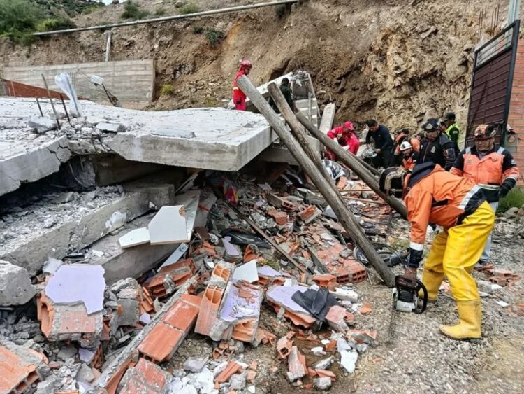 Rescatan a víctima del colapso de una vivienda en Sucre