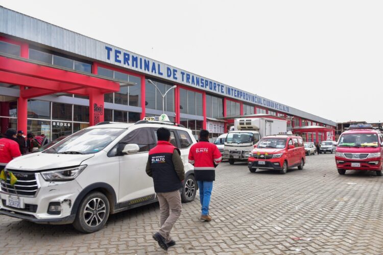 Gobernación aplica multas a choferes que suben los pasajes interprovinciales en La Paz