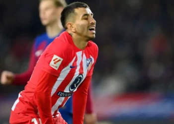 Ángel Correa, sancionado con cinco partidos de suspensión por insultos y roja
