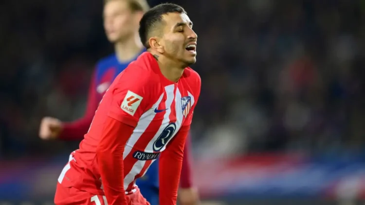 Ángel Correa, sancionado con cinco partidos de suspensión por insultos y roja