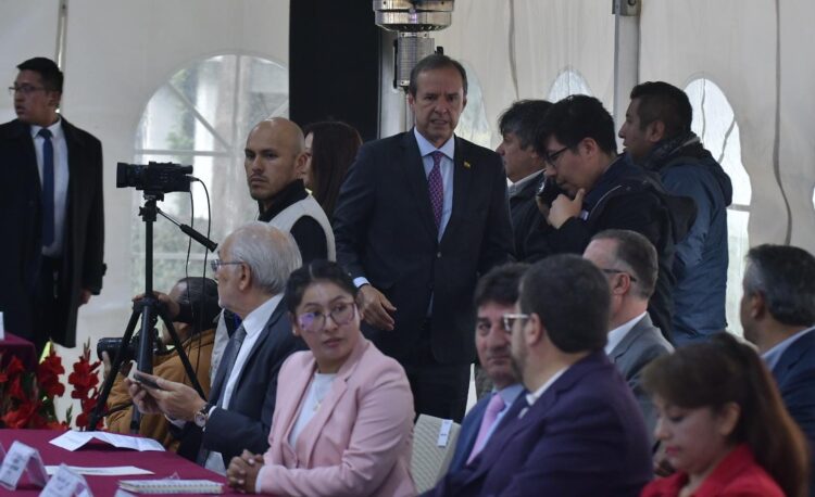De los líderes políticos en la Cumbre Multipartidaria, el gran ausente es Evo Morales