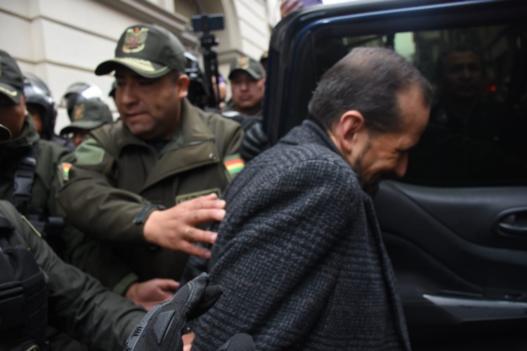 Camacho es trasladado al Salón Rosado del TDJ en La Paz para su audiencia en el caso Golpe I