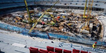 Obreros del nuevo Camp Nou se enzarzan en una pelea multitudinaria