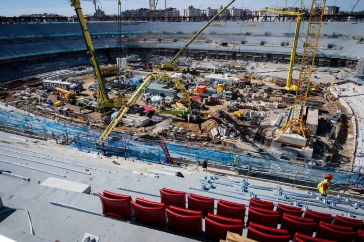 Obreros del nuevo Camp Nou se enzarzan en una pelea multitudinaria