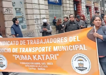 Trabajadores del PumaKatari protestan por salarios adeudados e incumplimiento de convenios