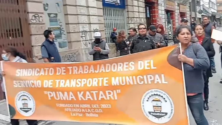 Trabajadores del PumaKatari protestan por salarios adeudados e incumplimiento de convenios