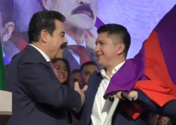 Reyes Villa oficializa a Medrano como su acompañante de fórmula