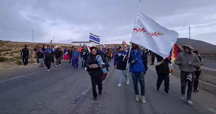 Tras pasar la vigilia arcista de Vila Vila, la marcha evista arriba a la localidad de Panduro