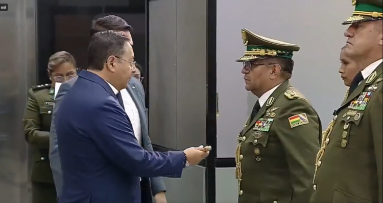 Arce ratifica a Álvarez como comandante de la Policía y lo asciende a general superior