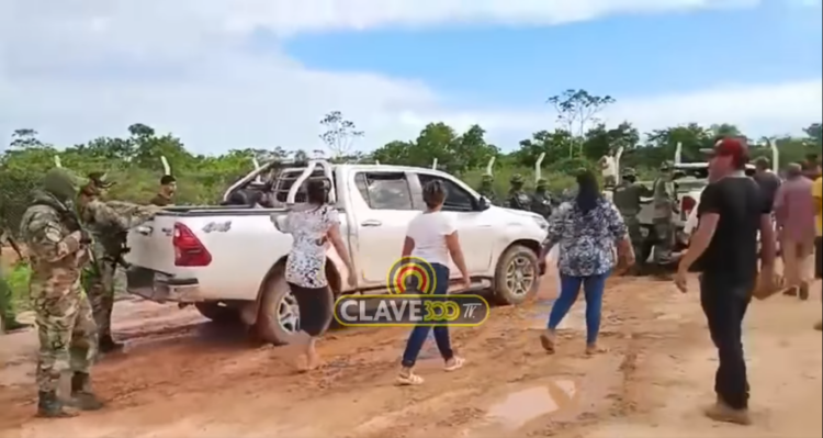 Agentes de Umopar son expulsados de una comunidad en Beni durante un operativo antidroga