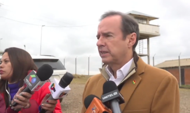 Tuto Quiroga visita nuevamente a Camacho en el penal de Chonchocoro