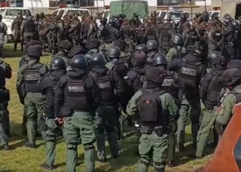 Tras la muerte de reclusos, un contingente policial ingresa al penal de Chonchocoro