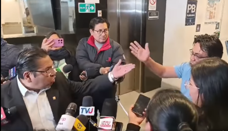 Duelo verbal: Jáuregui llama ‘delincuente’ a Arce y éste le dice que no ofrece ‘sexo por plata’