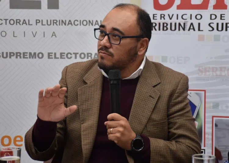Ávila: Un juez electoral definirá si Evo rompió la ley con su encuesta