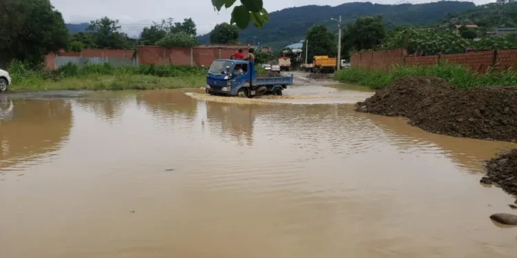 Caranavi en emergencia por inundaciones en calles y viviendas