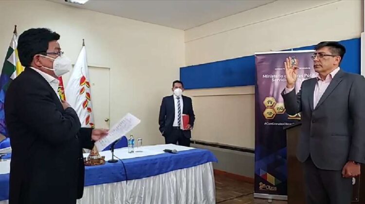Édgar Montaño posesiona a Ronald Casso, en 2020.