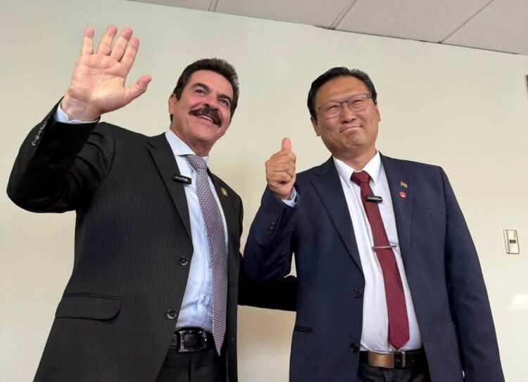 Chi Hyun Chung y Manfred Reyes Villa, el martes en La Paz.